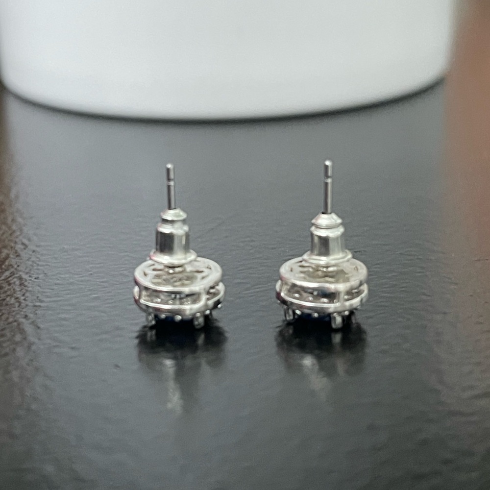 Studded earring - Picture 2 of 2